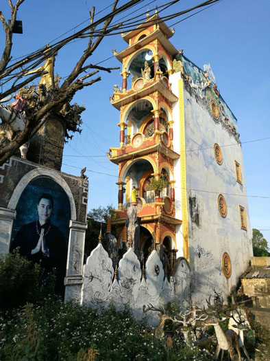 Top 10 những ngôi nhà kỳ lạ nhất Việt Nam (2019). Vẻ ngoài trang trí kỳ lạ tại căn nhà 4 tầng ở Hưng Yên
